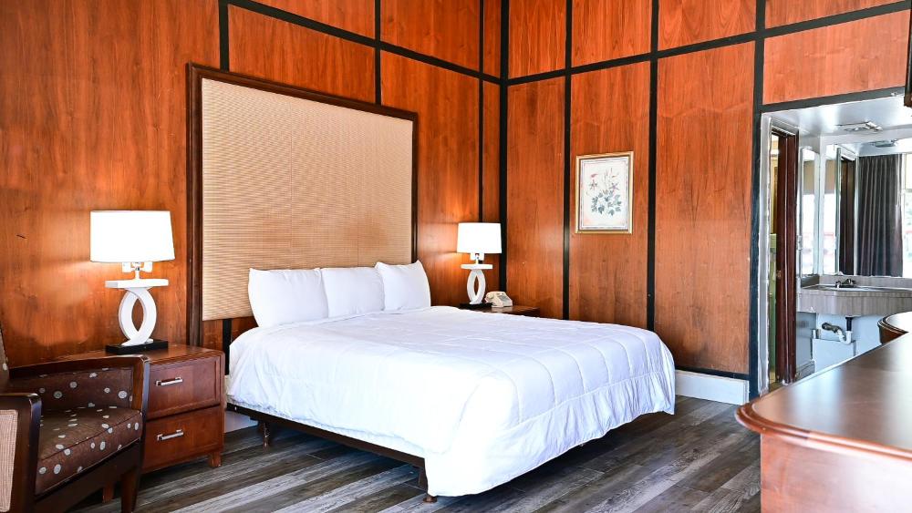 Deluxe King Room interior